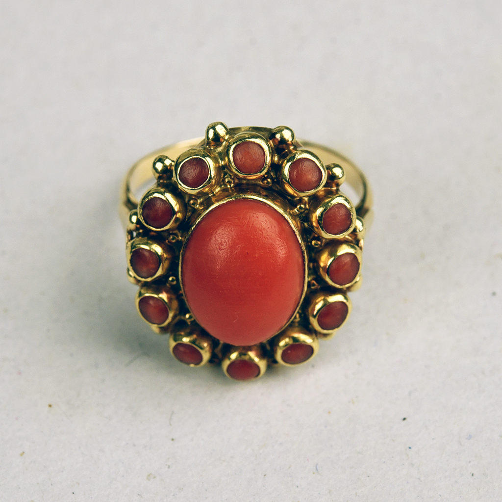 Vintage 14k gold ring with large red coral entourage