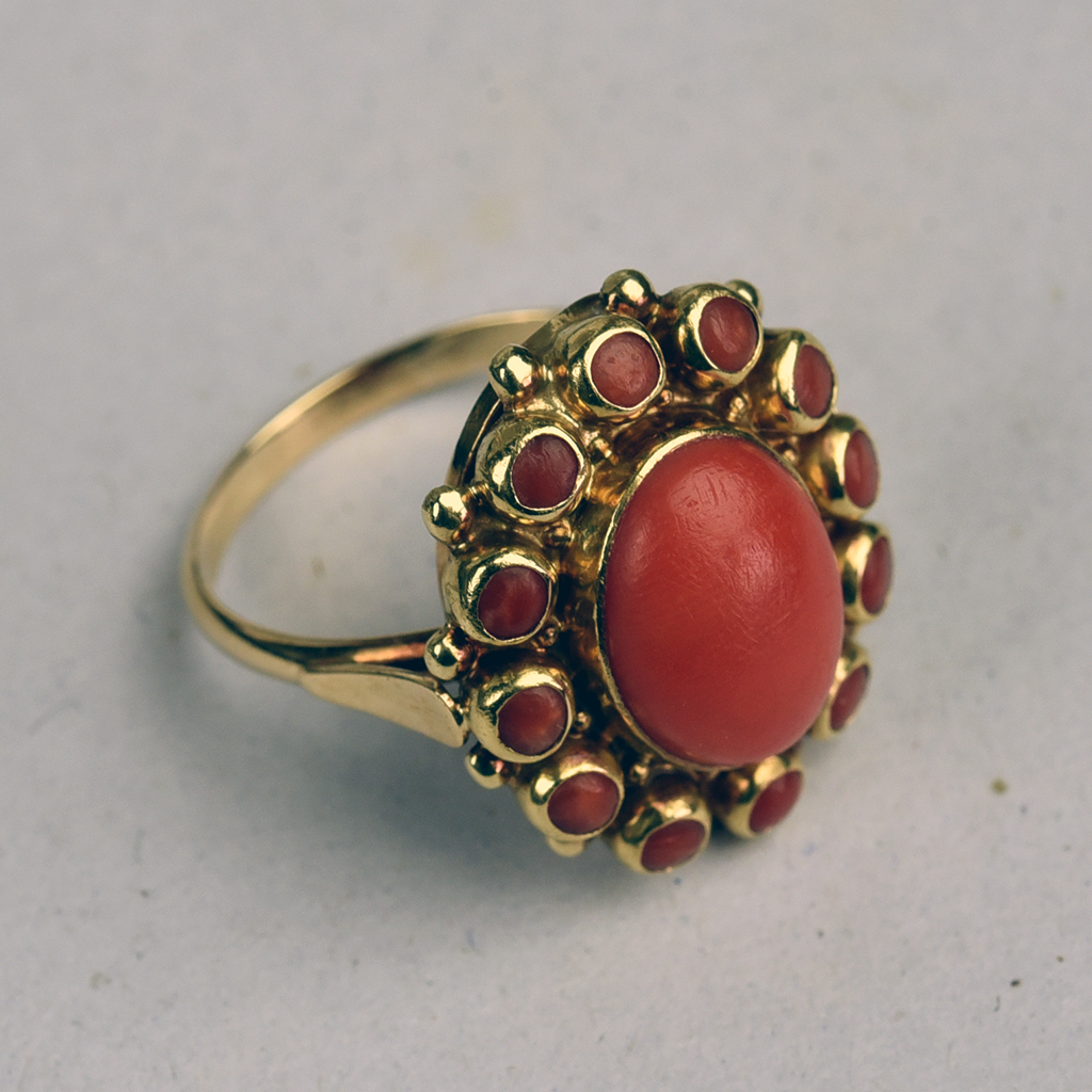 Vintage 14k gold ring with large red coral entourage