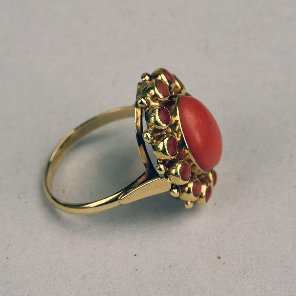 Vintage 14k gold ring with large red coral entourage