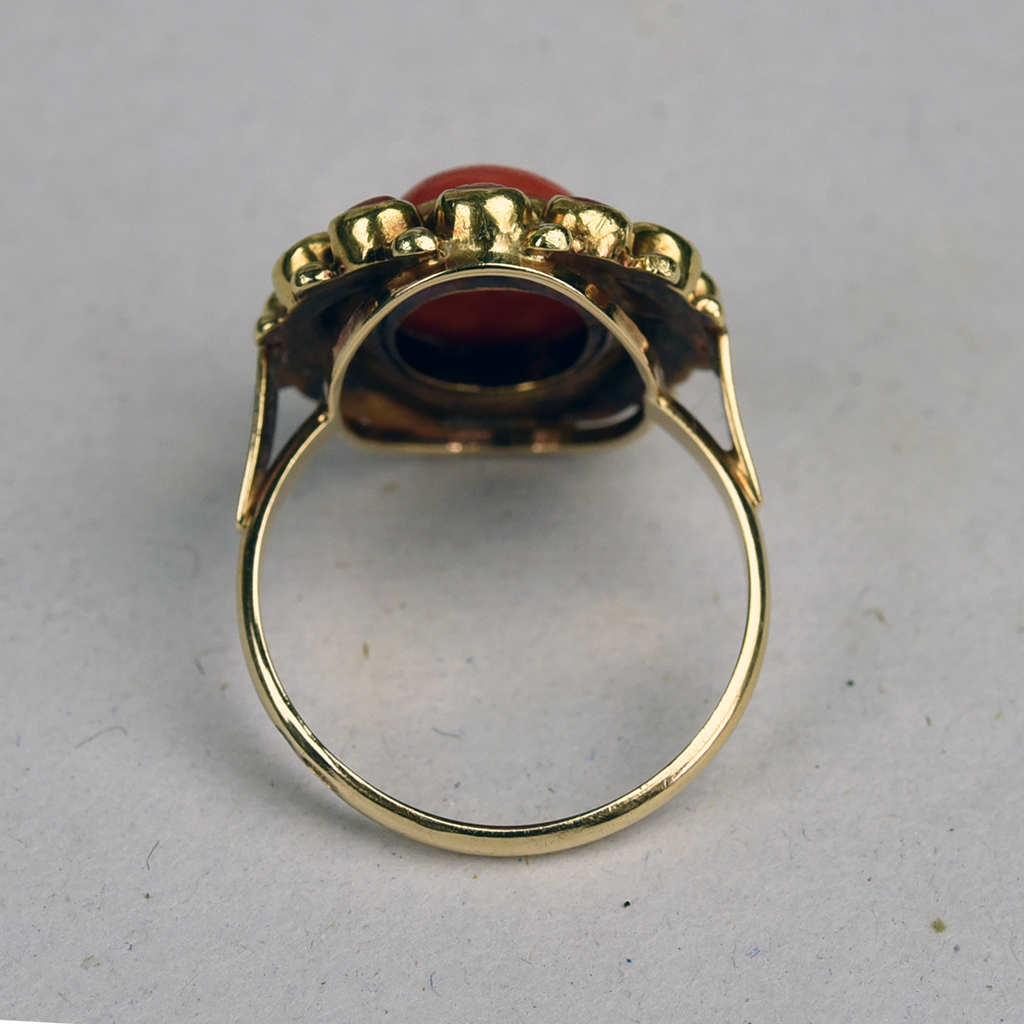 Vintage 14k gold ring with large red coral entourage