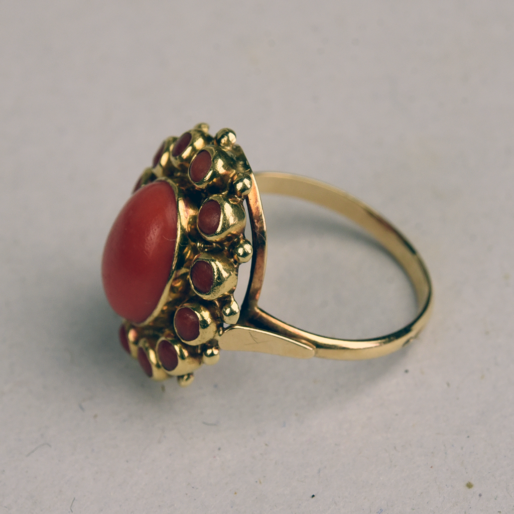 Vintage 14k gold ring with large red coral entourage