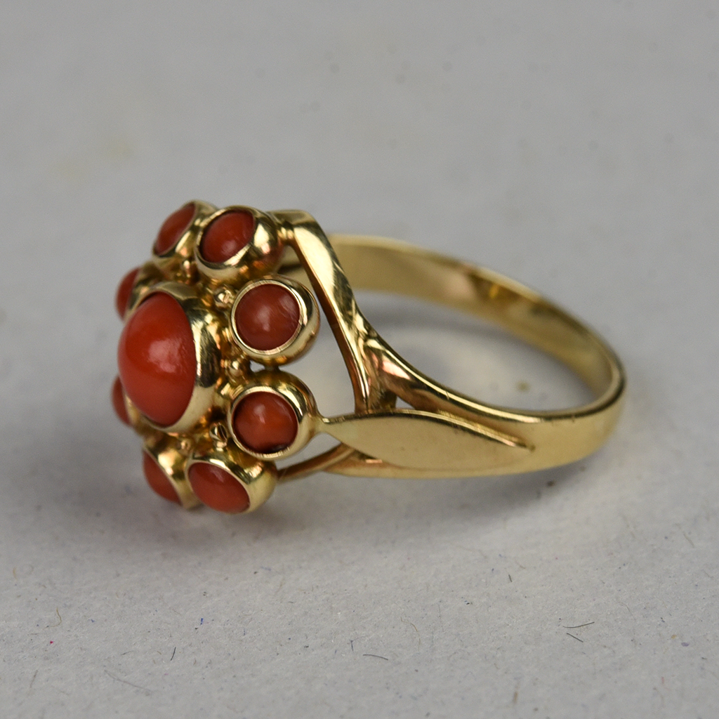 Vintage 14k gold ring with red coral entourage small