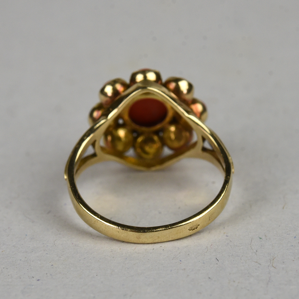 Vintage 14k gold ring with red coral entourage small