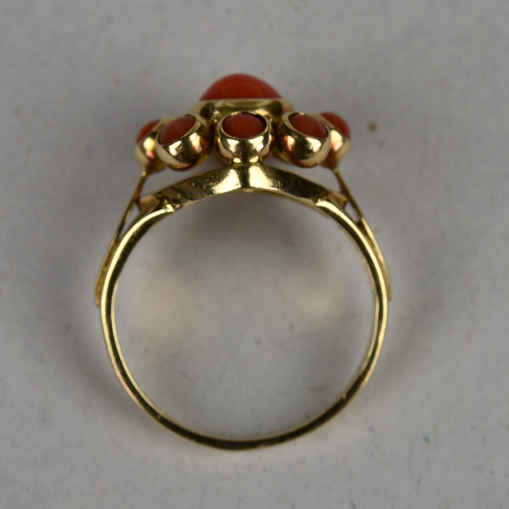 Vintage 14k gold ring with red coral entourage small