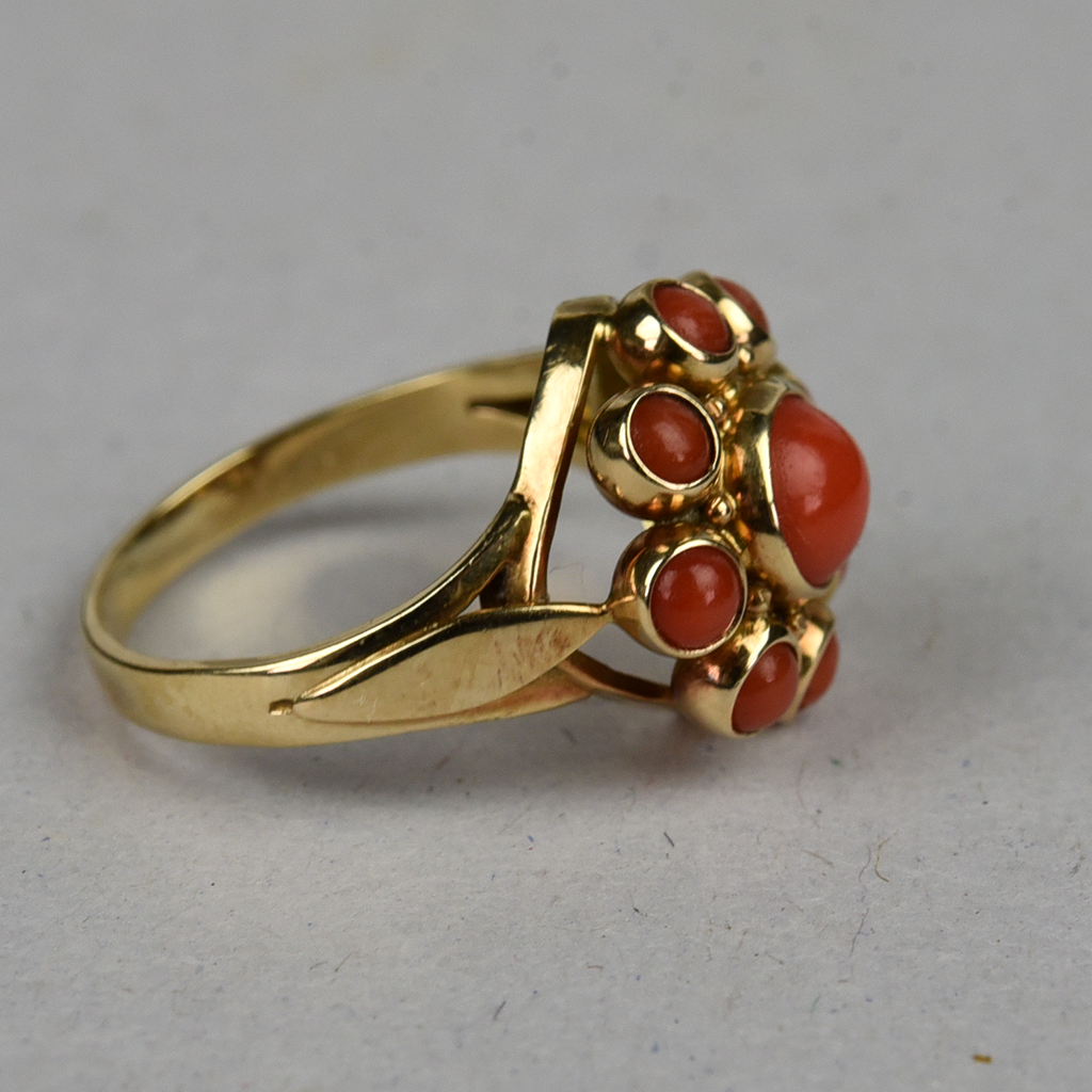 Vintage 14k gold ring with red coral entourage small