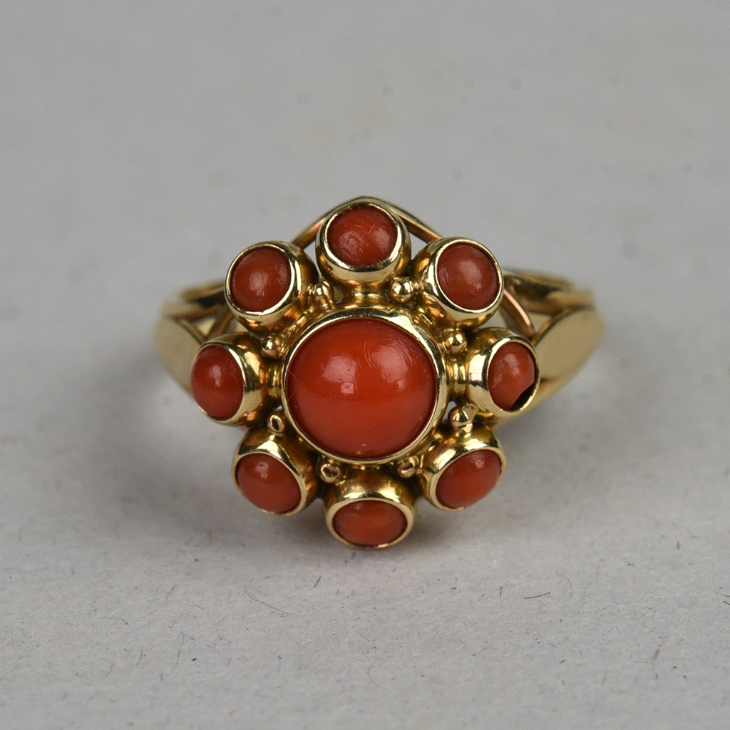 Vintage 14k gold ring with red coral entourage small