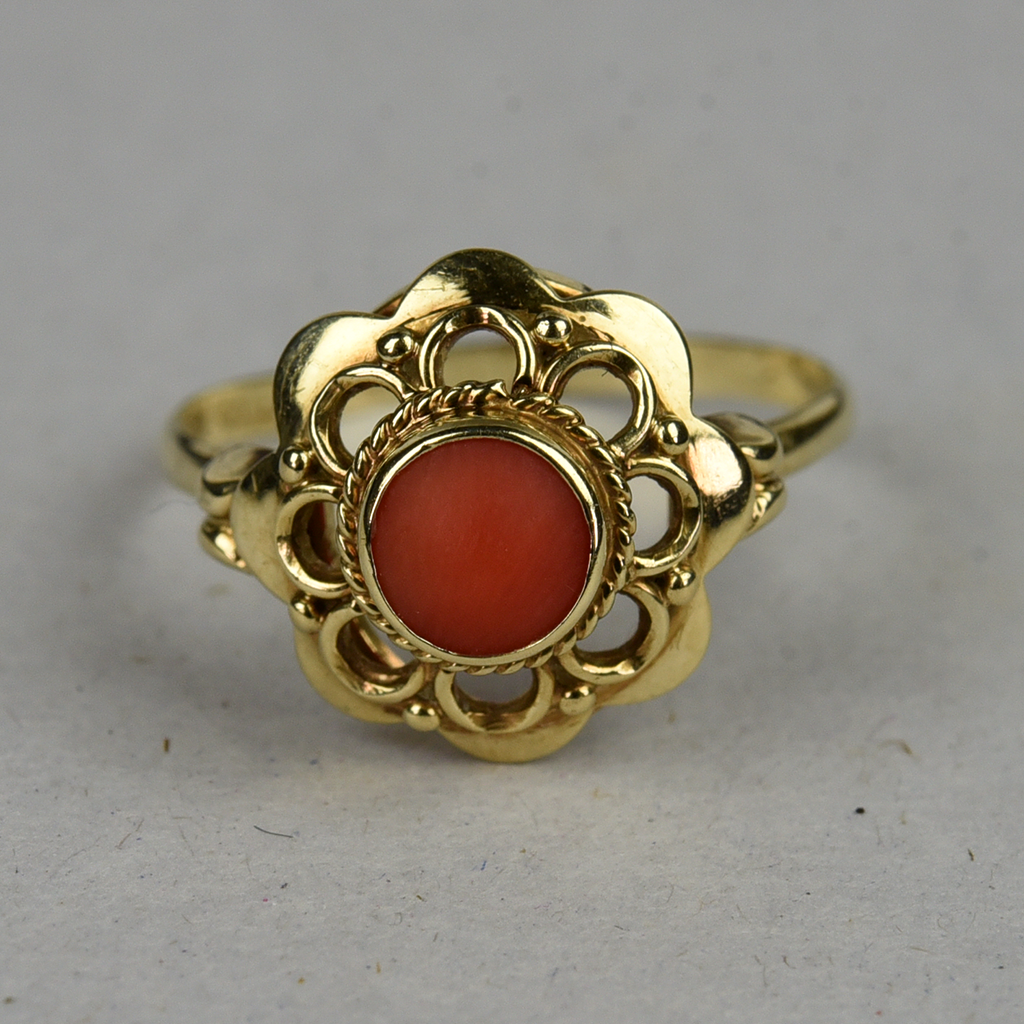 Vintage 14k gold ring with red coral flower