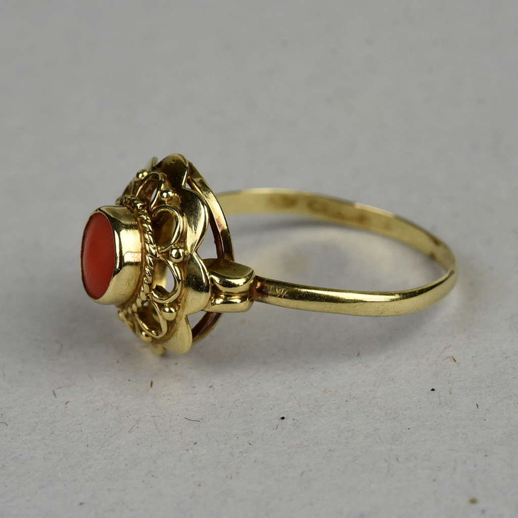 Vintage 14k gold ring with red coral flower