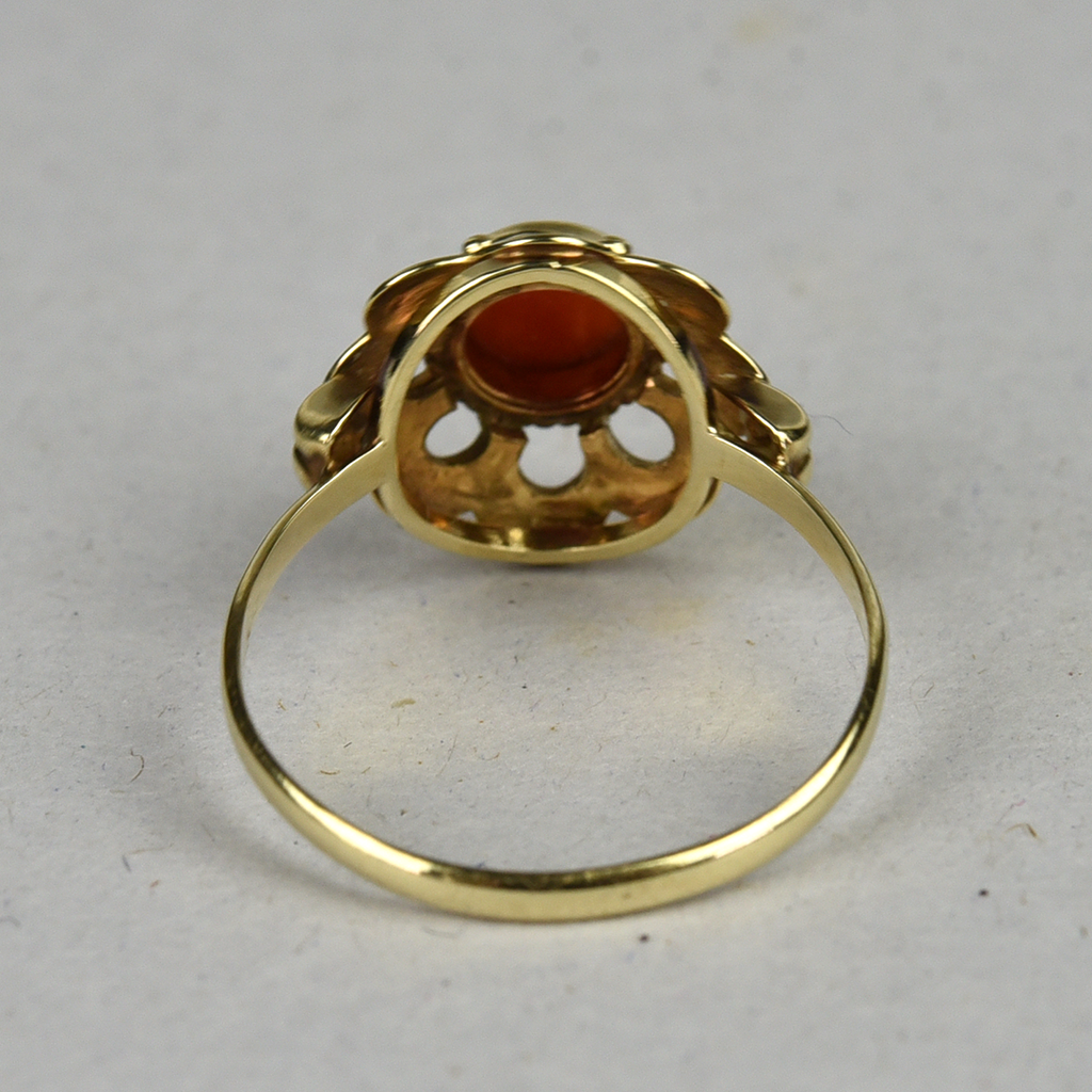 Vintage 14k gold ring with red coral flower