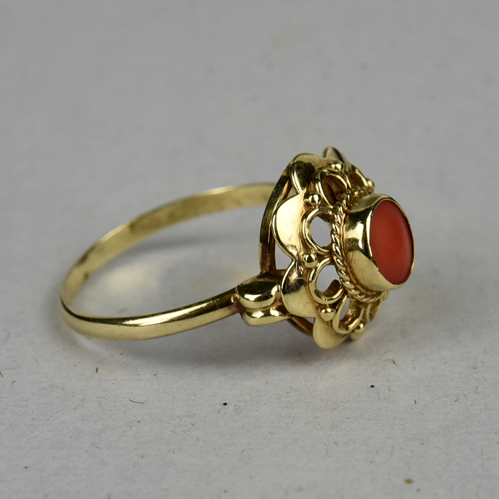 Vintage 14k gold ring with red coral flower