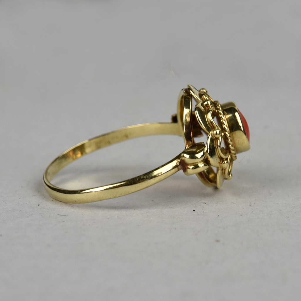 Vintage 14k gold ring with red coral flower
