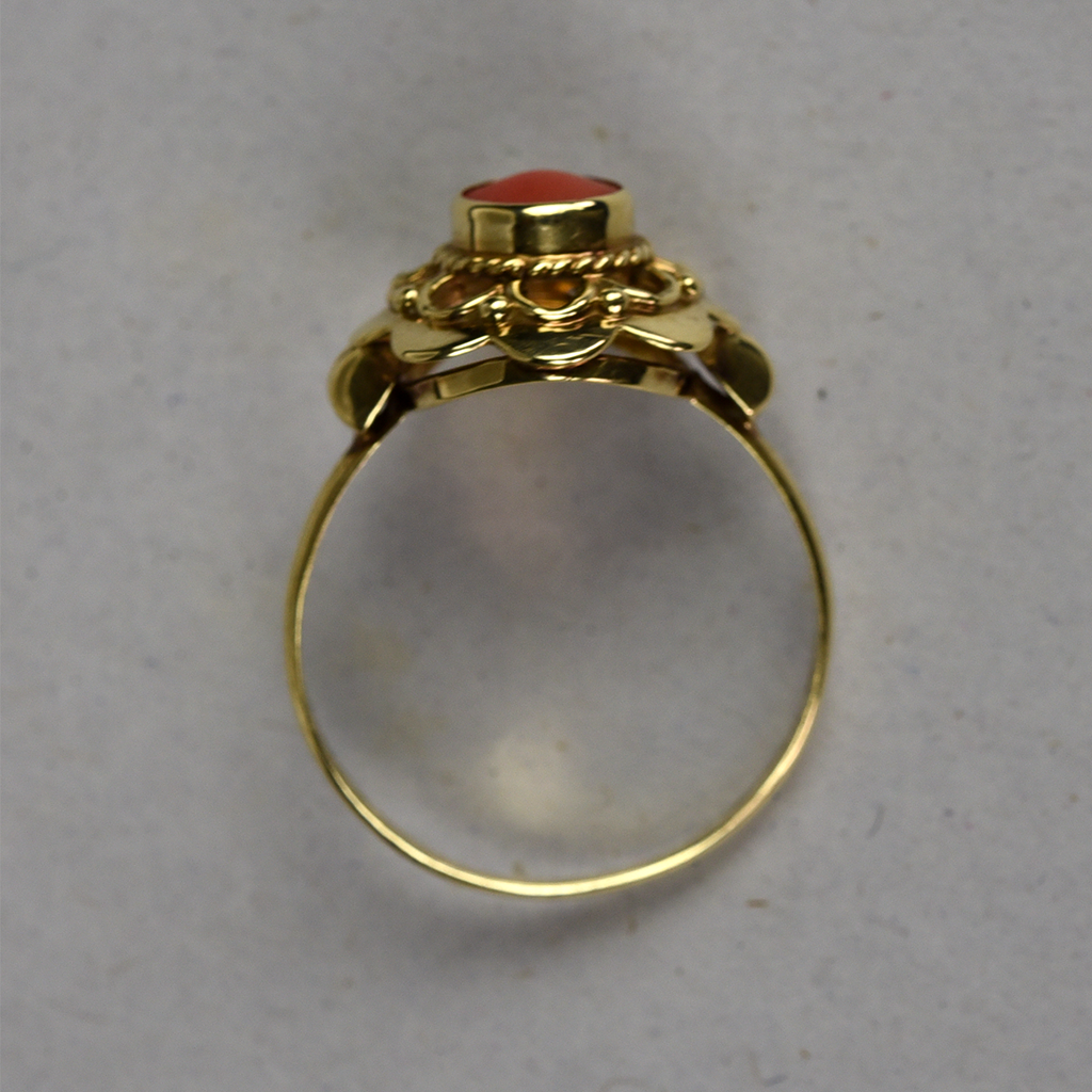 Vintage 14k gold ring with red coral flower