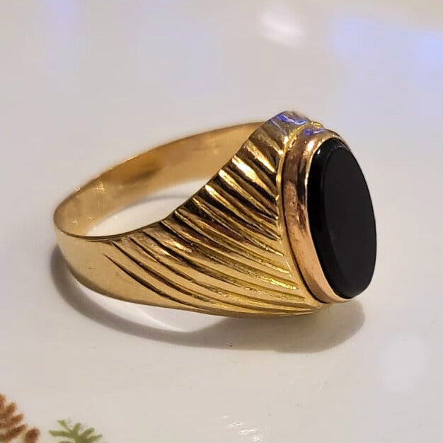 Vintage 18k gold signet ring with onyx