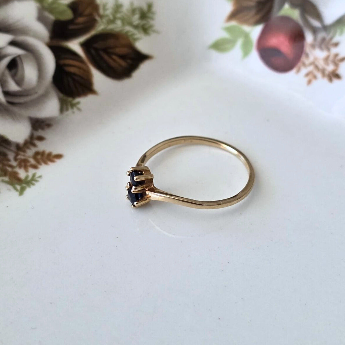 Vintage 14k gold (pink) ring with sapphires
