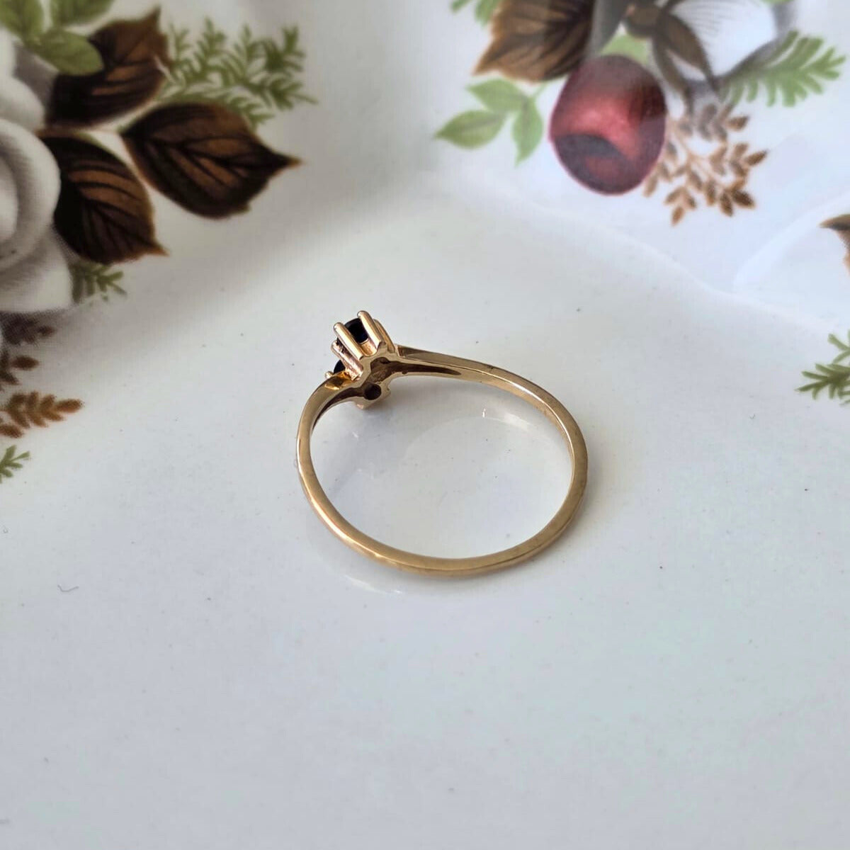 Vintage 14k gold (pink) ring with sapphires