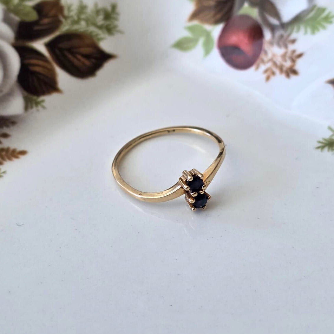 Vintage 14k gold (pink) ring with sapphires