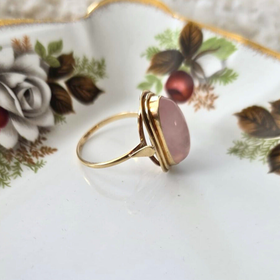 Vintage 14k gold ring with rose quartz