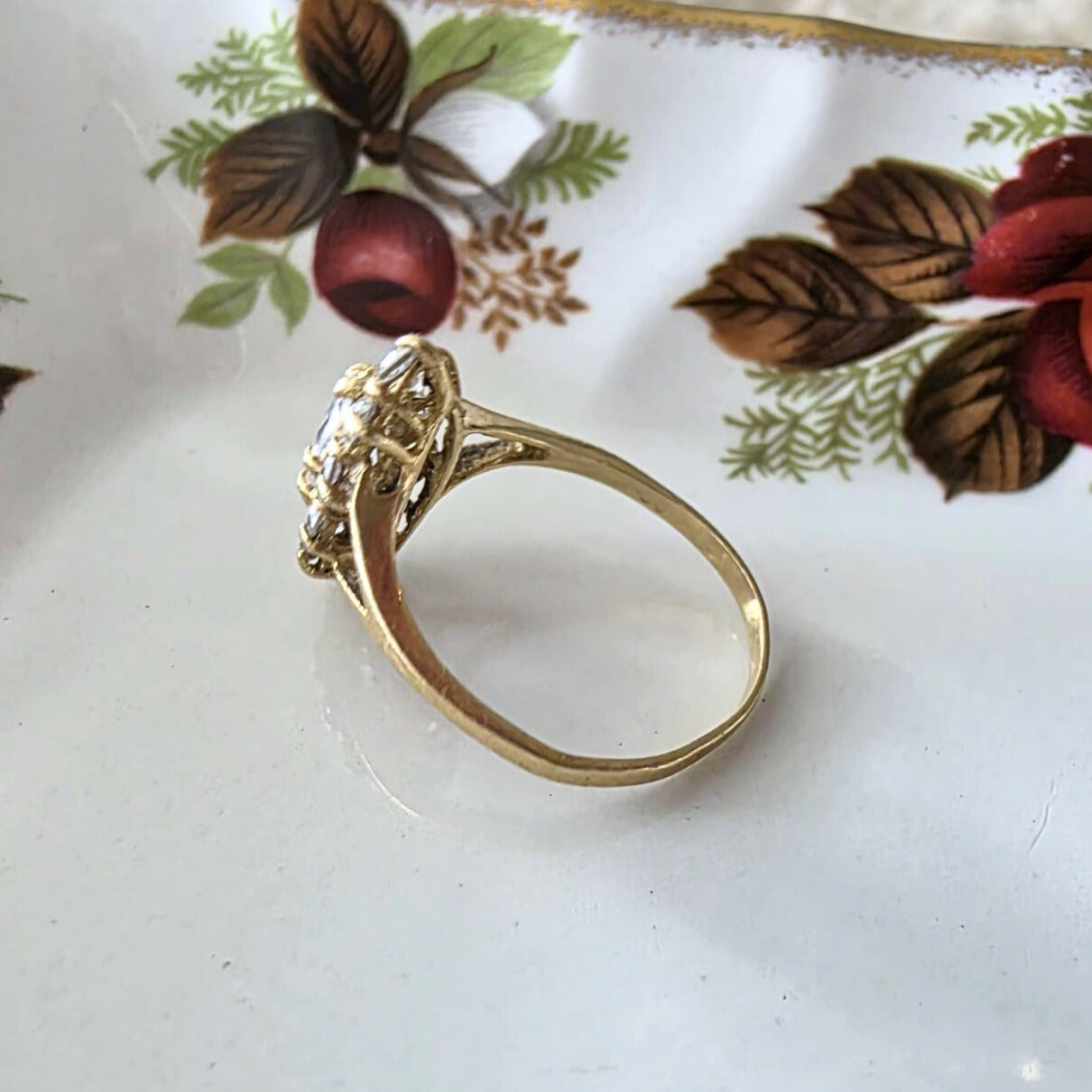 Vintage 14k gold ring with white quartz