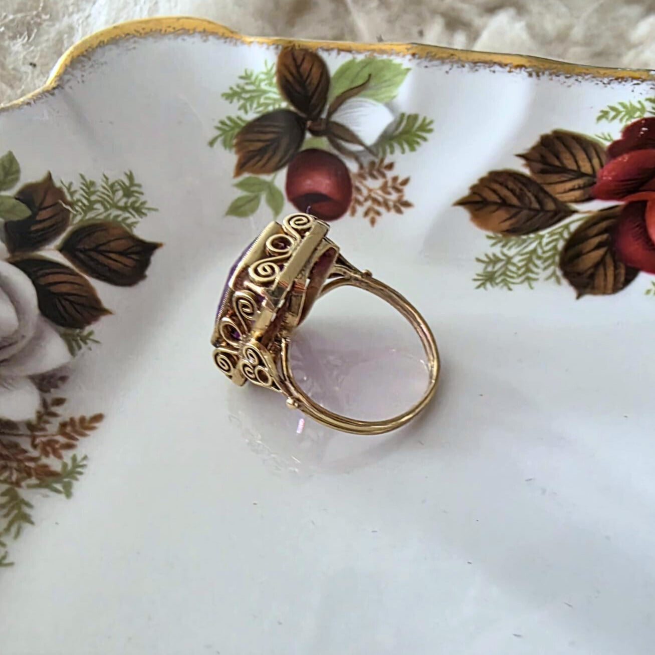 Vintage 14k gold ring with alexandrite filigree