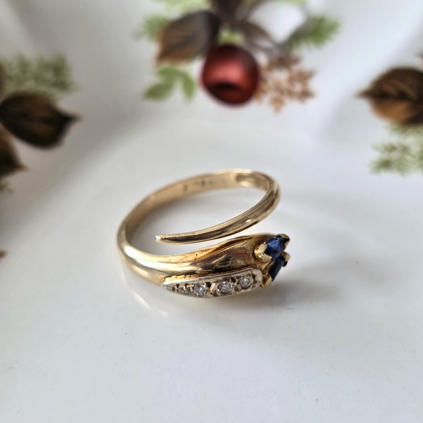Vintage 14k gouden slang ring met saffier en diamant