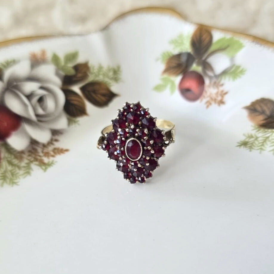 Vintage 14k gold ring with garnet cluster