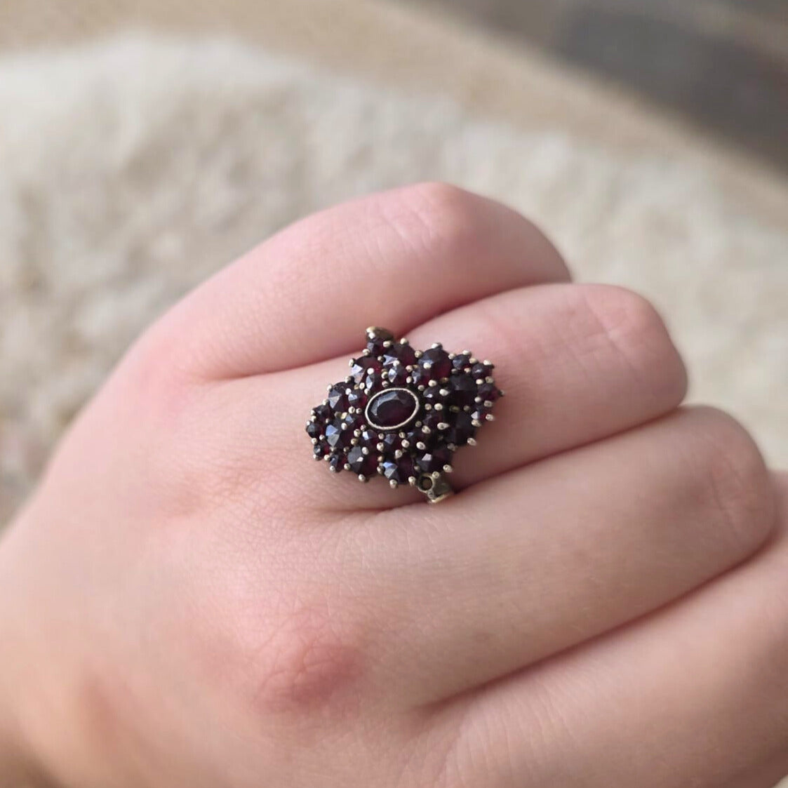 Vintage 14k gold ring with garnet cluster