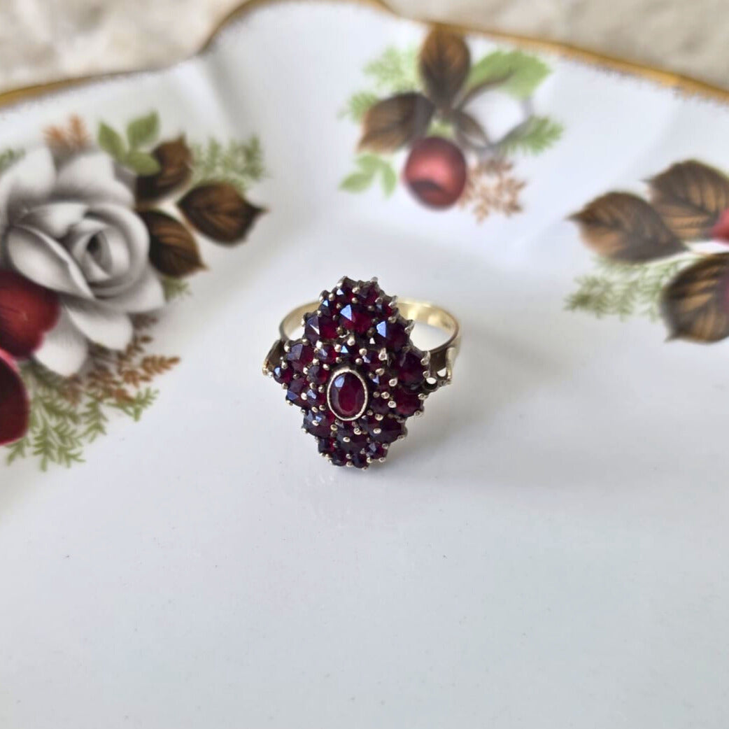 Vintage 14k gold ring with garnet cluster