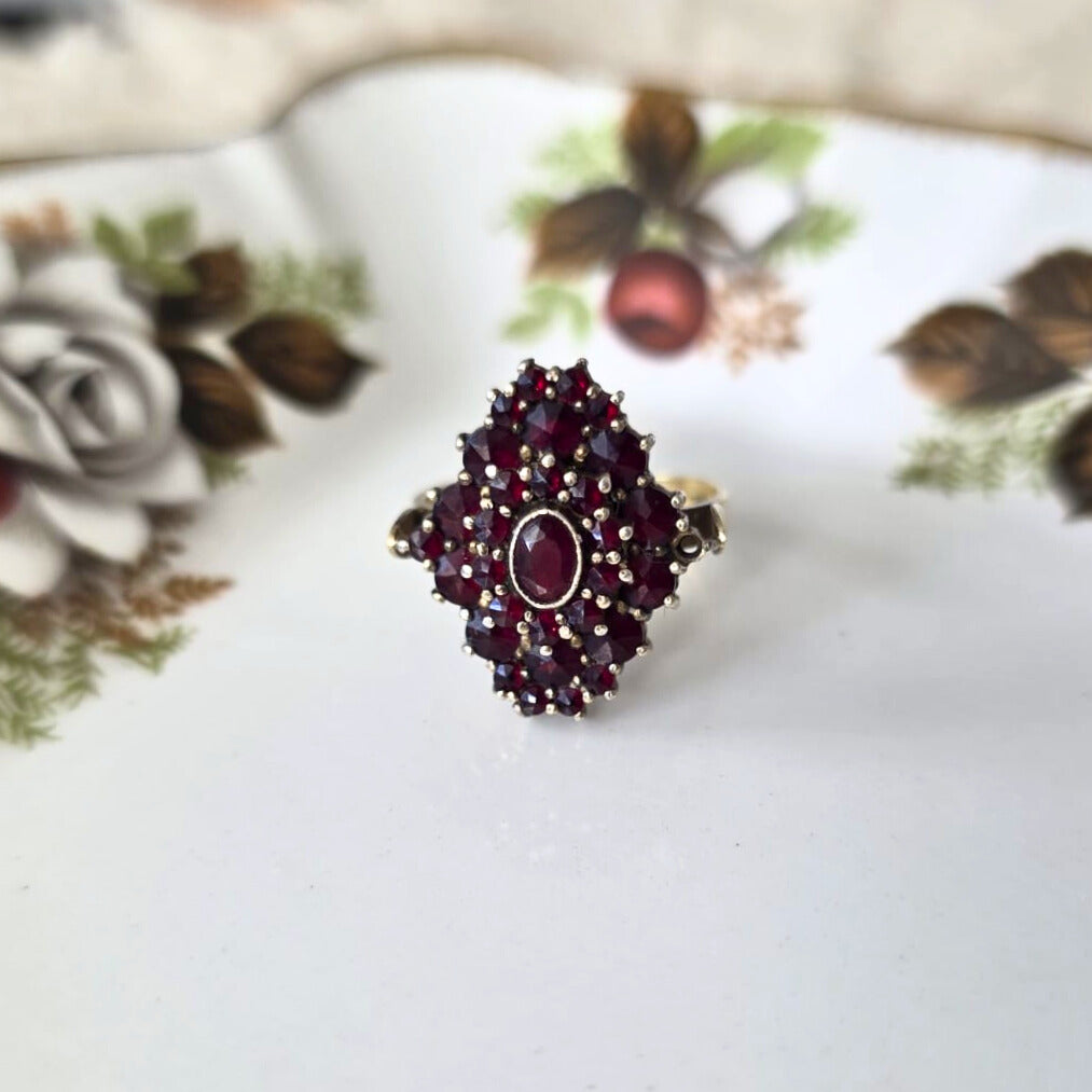 Vintage 14k gold ring with garnet cluster