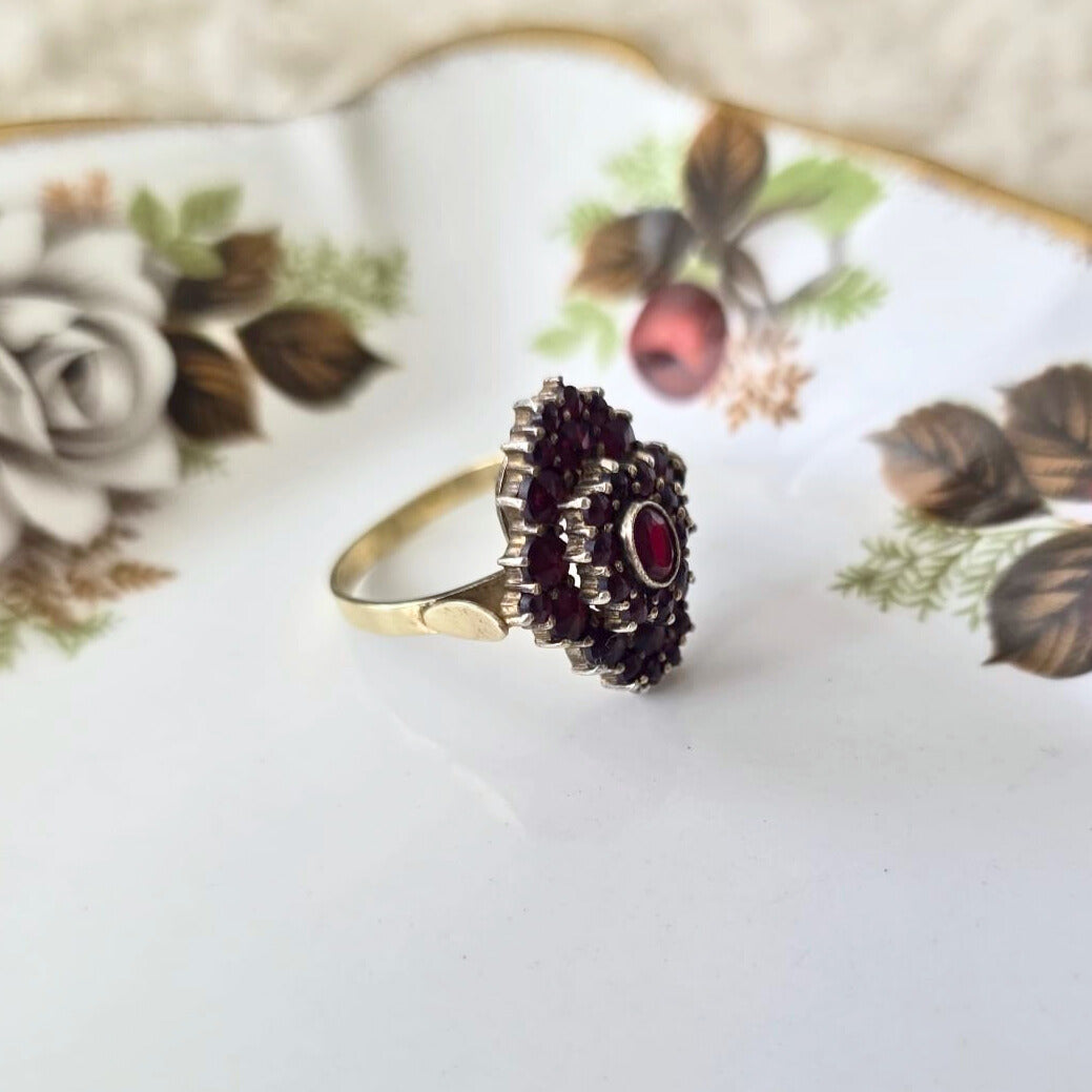 Vintage 14k gold ring with garnet cluster