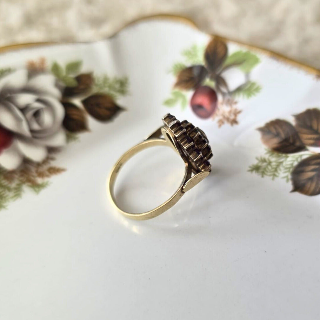 Vintage 14k gold ring with garnet cluster