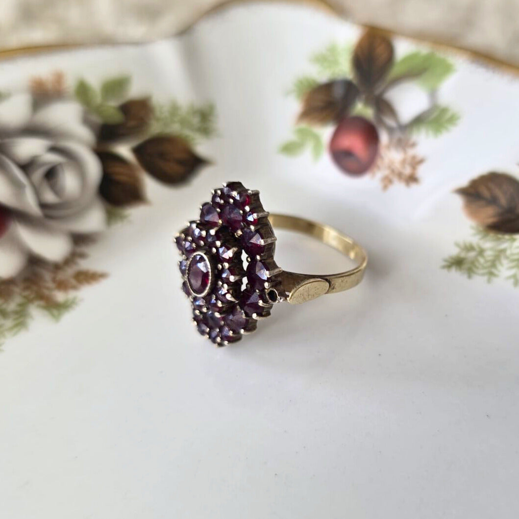 Vintage 14k gold ring with garnet cluster