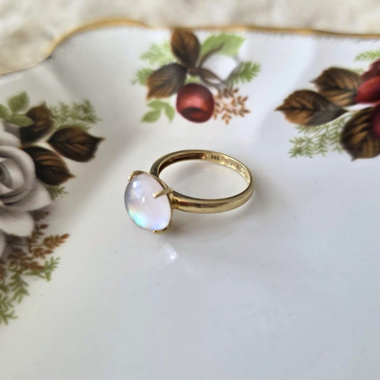 Pre-owned 14k gold ring with moonstone