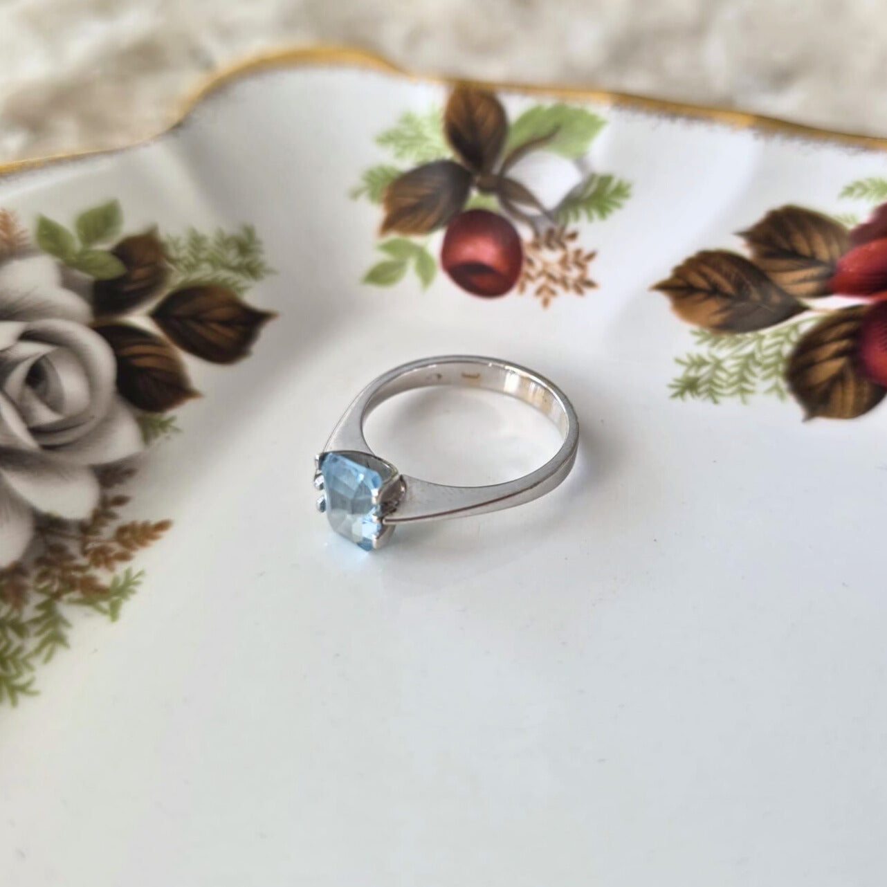 Vintage 14k white gold ring with aquamarine