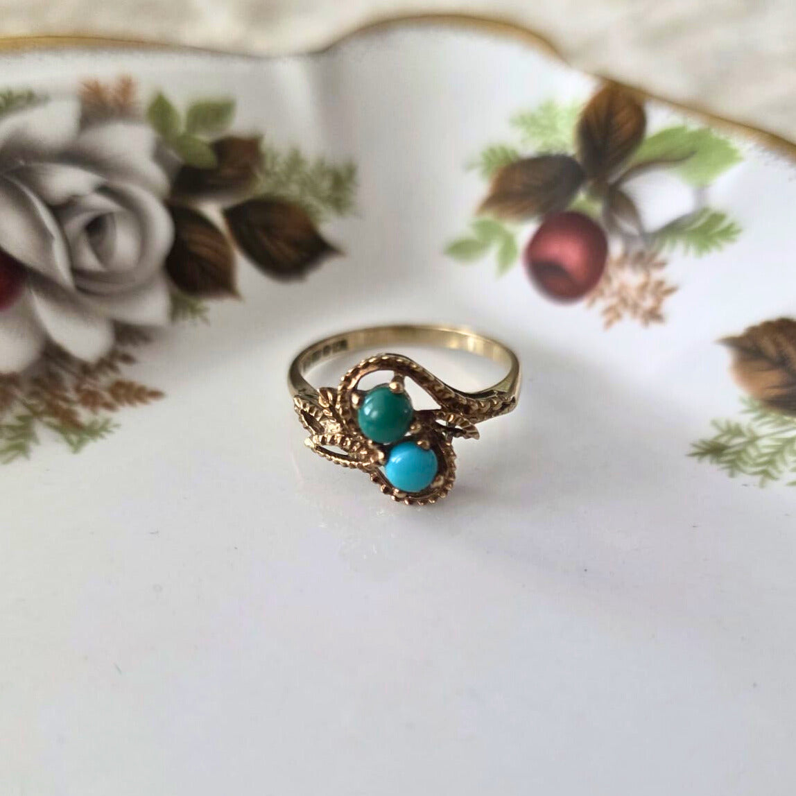Vintage 9k gold ring with turquoise