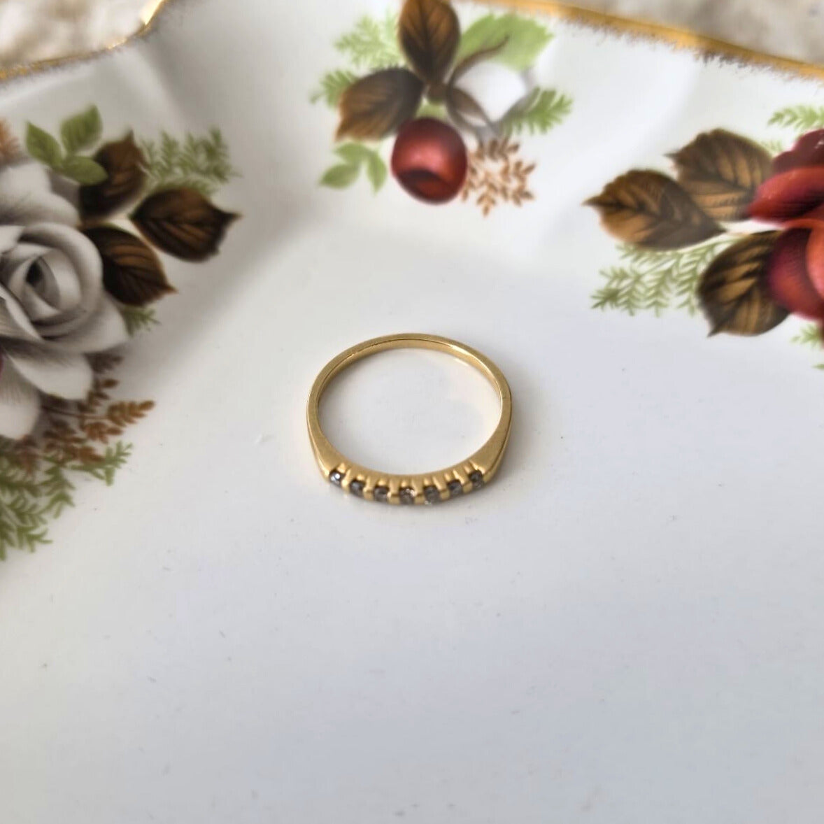 Vintage 18k gold ring with diamonds