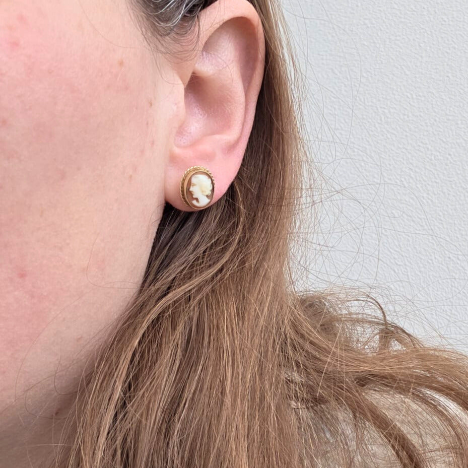 Vintage 14k gouden oorstekers camee