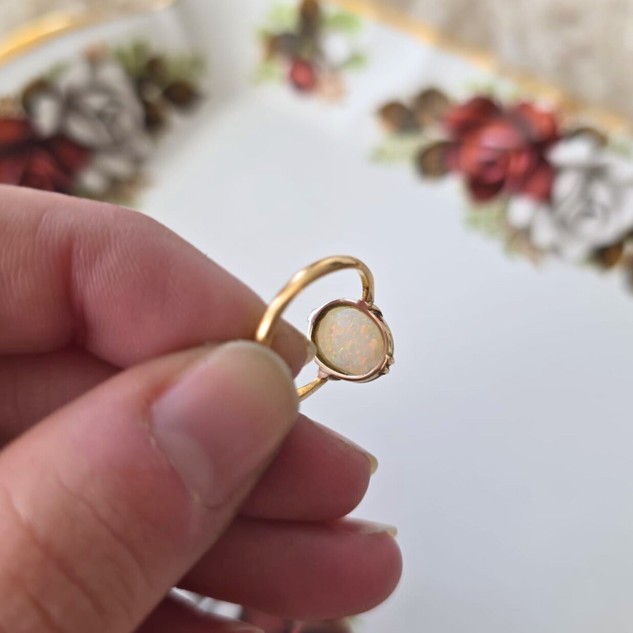 Vintage 18k gold (pink) ring with opal
