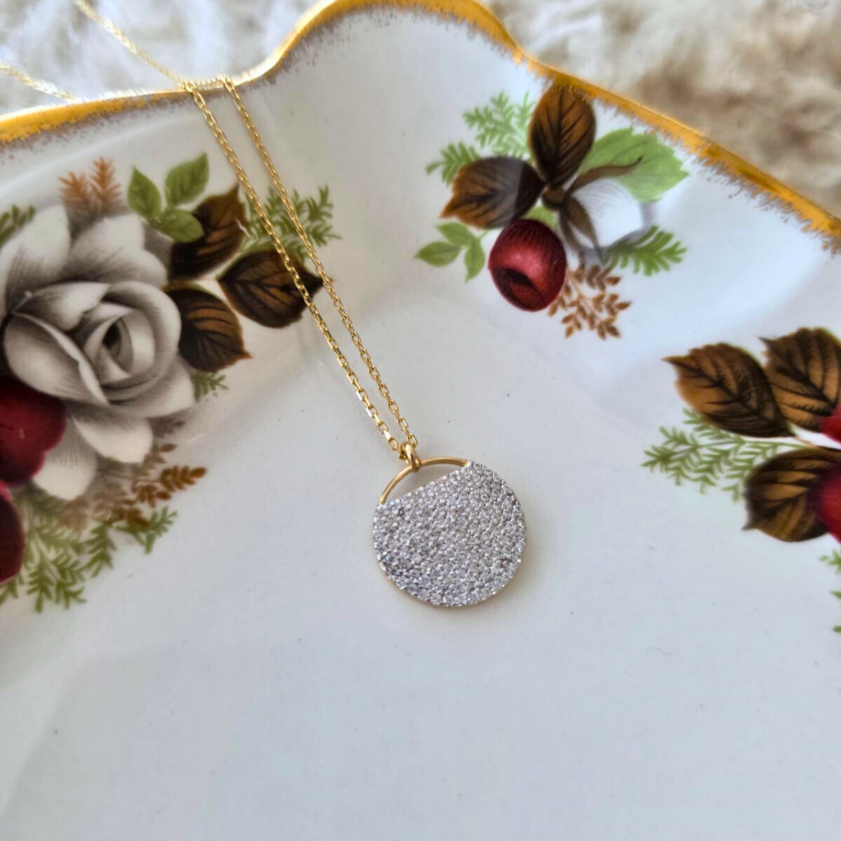 Pre-owned 14k gold necklace with zirconia pendant