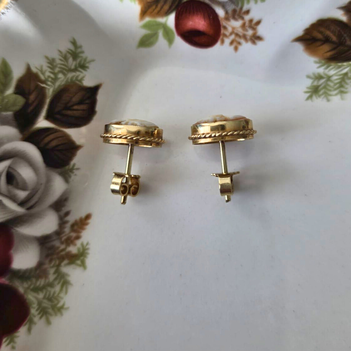 Vintage 14k gouden oorstekers camee
