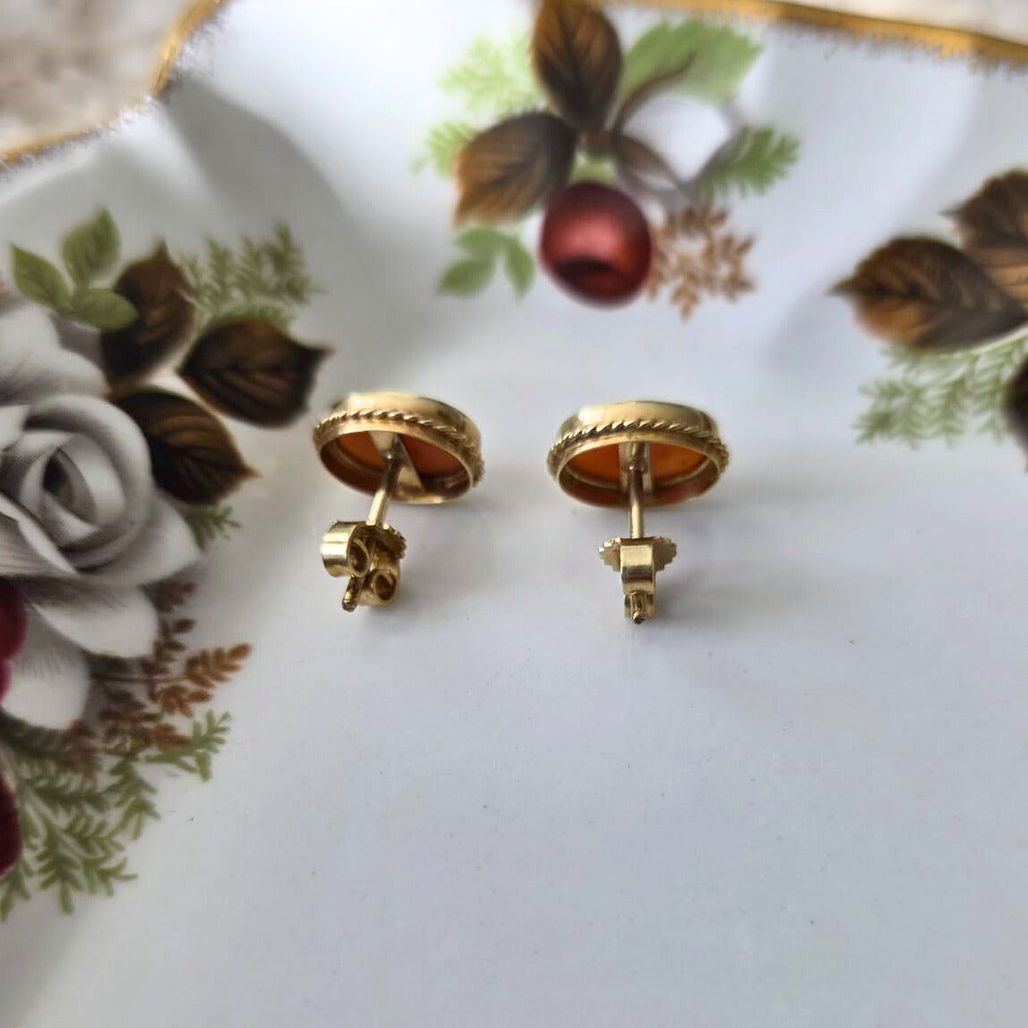 Vintage 14k gouden oorstekers camee