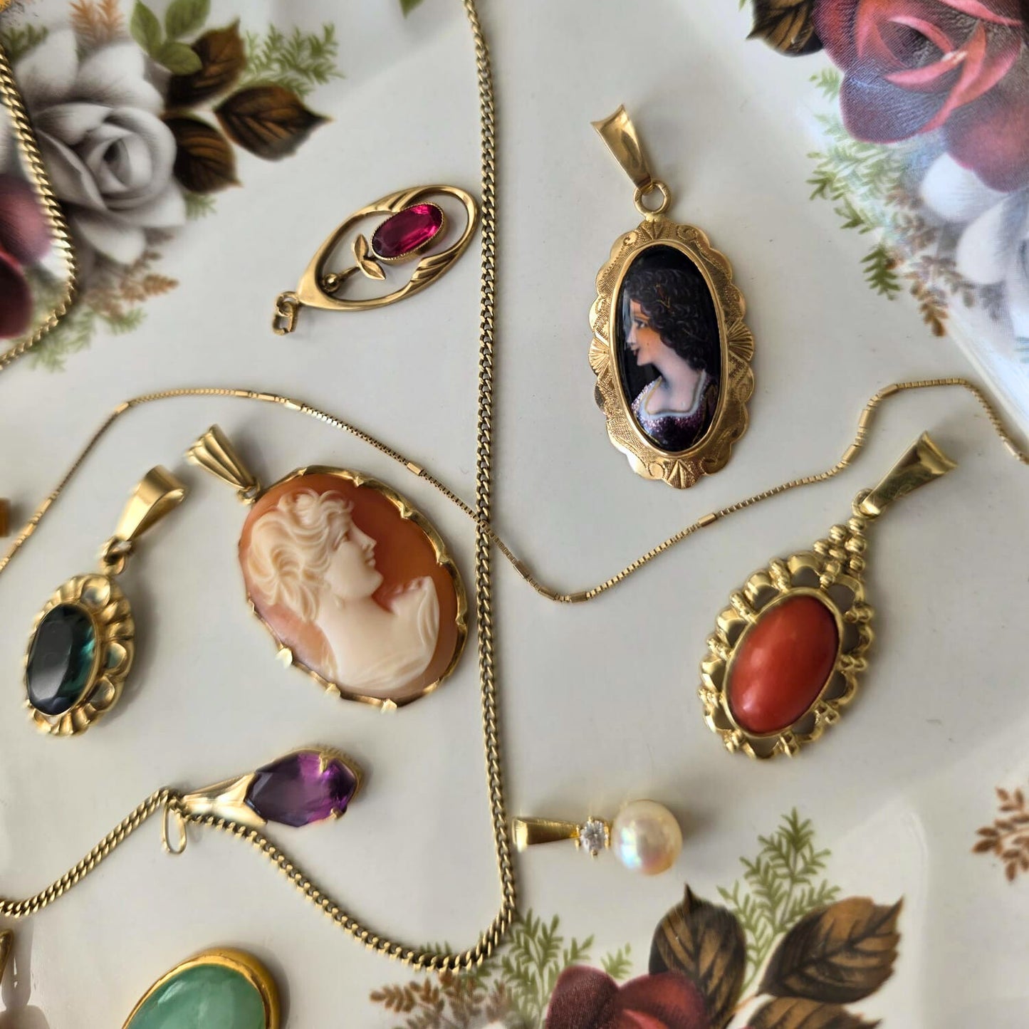 Vintage 14k gold cameo pendant