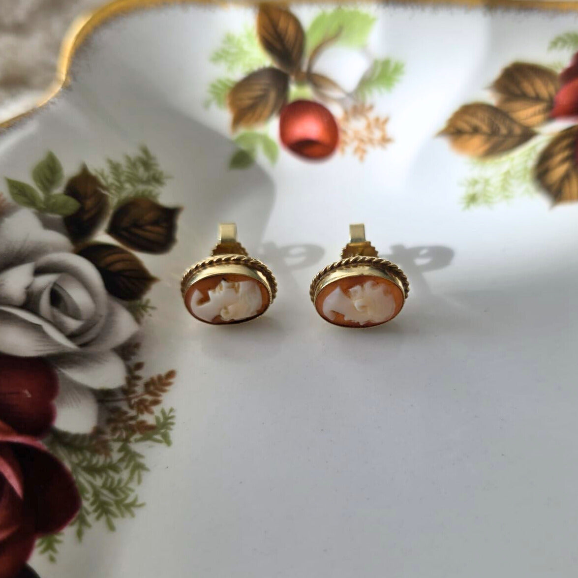 Vintage 14k gouden oorstekers camee
