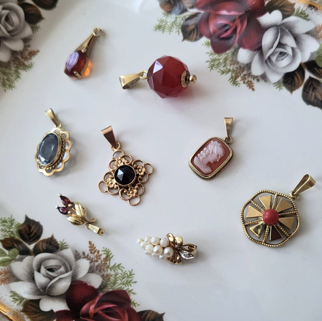 Vintage 14k gold pendant with cameo
