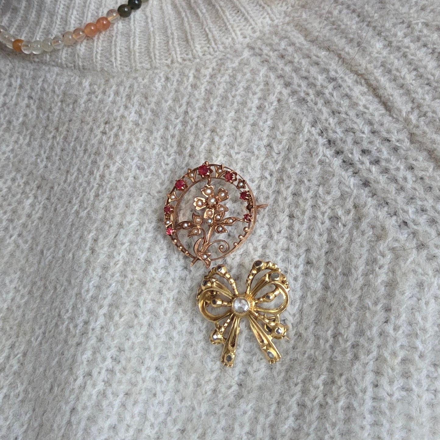 Antieke 14k roségouden broche met zaadparels en roze granaat