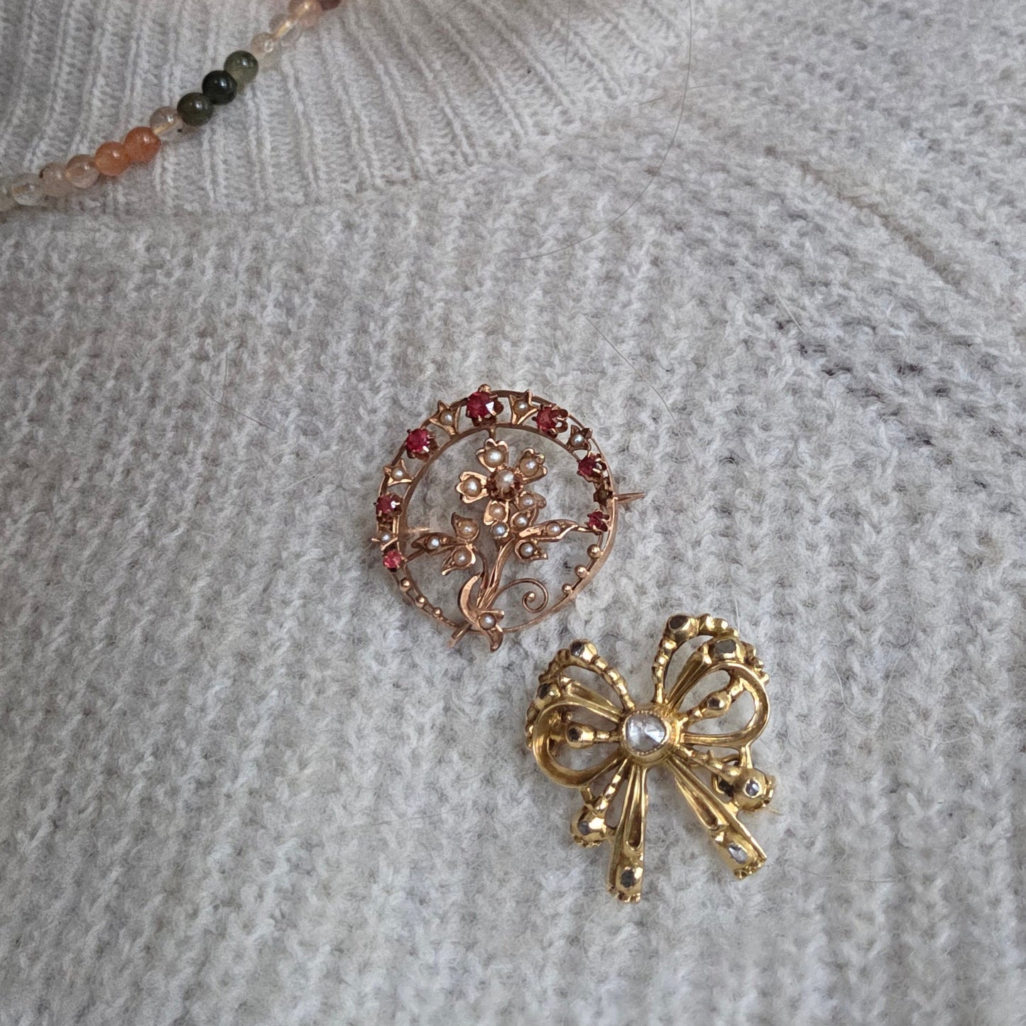 Antieke 14k gouden strik broche met roosdiamanten