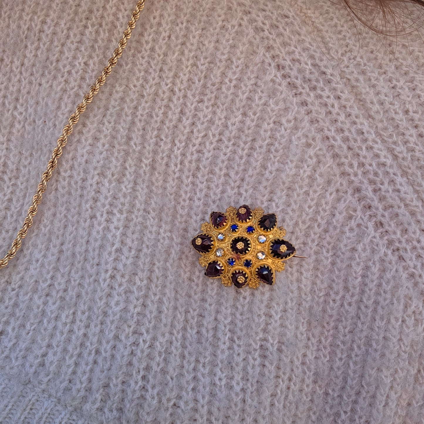 Antieke 14k broche klederdracht granaat