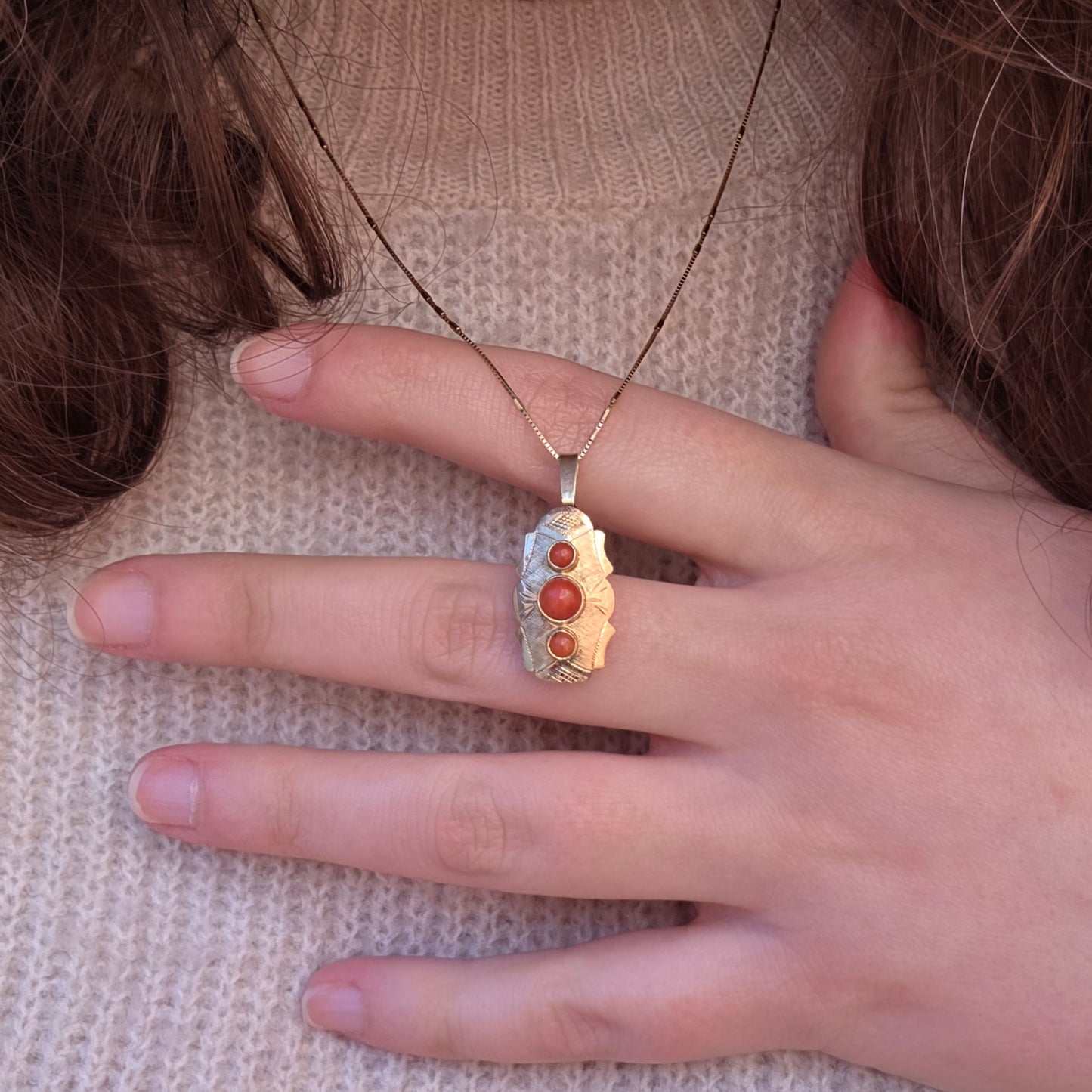 Antieke 14k hanger klederdracht bloedkoraal