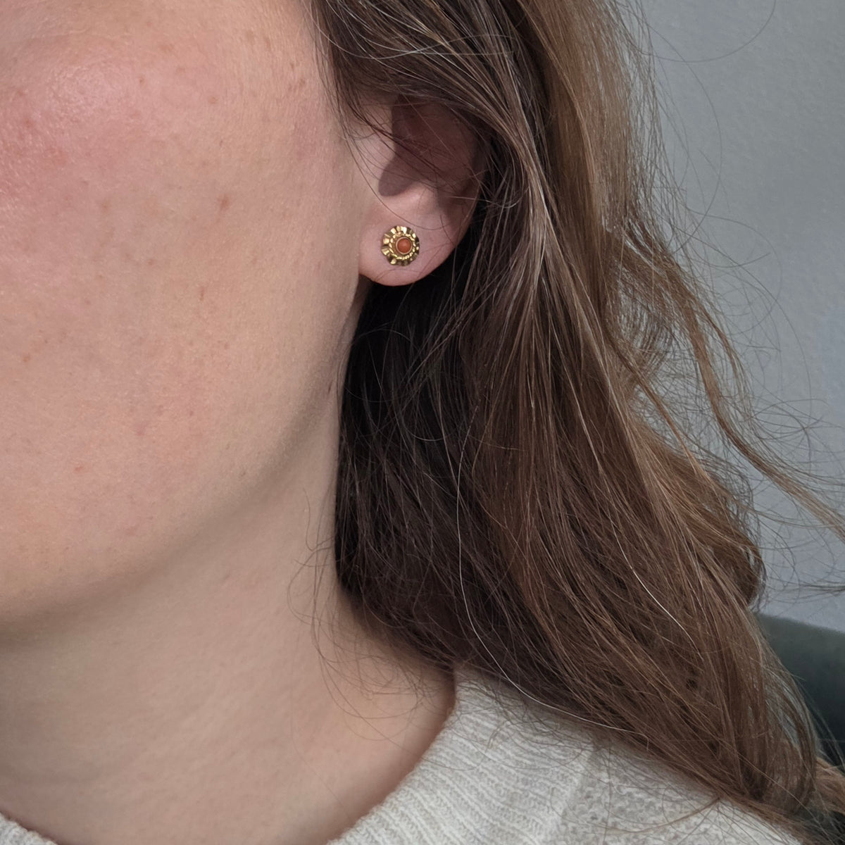Vintage 14k gouden oorstekers met bloedkoraal