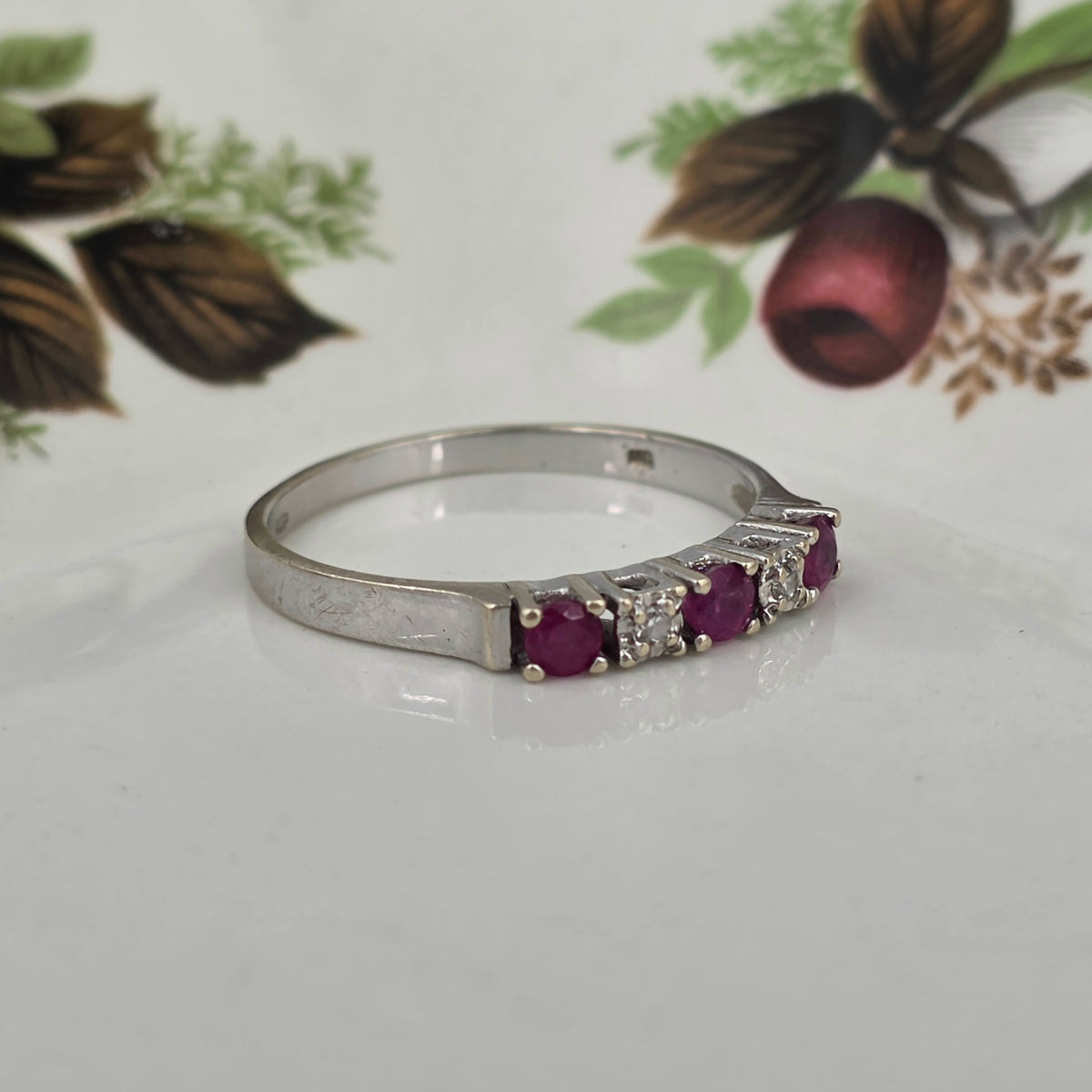 Vintage 14k white gold ring with ruby ​​and 0.03ct diamonds