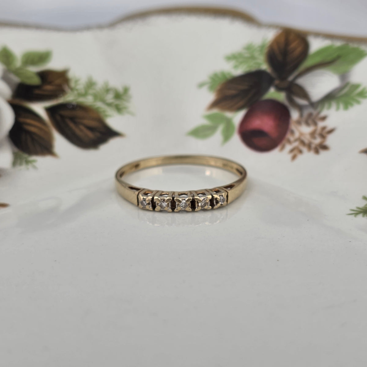 Vintage 14k gold ring with a row of diamonds
